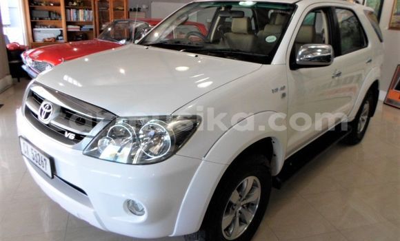 Acheter Occasion Voiture Toyota Fortuner Blanc à Beitbridge, Matabeleland South Acheter Occasion Voiture Toyota Fortuner Blanc à Beitbridge, Matabeleland South
