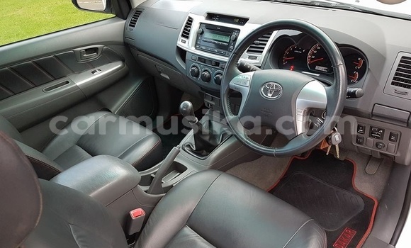 Acheter Occasion Voiture Toyota Hilux Blanc à Beitbridge, Matabeleland South Acheter Occasion Voiture Toyota Hilux Blanc à Beitbridge, Matabeleland South