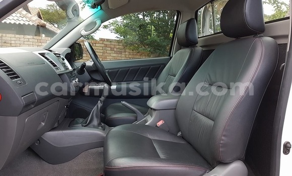 Acheter Occasion Voiture Toyota Hilux Blanc à Beitbridge, Matabeleland South Acheter Occasion Voiture Toyota Hilux Blanc à Beitbridge, Matabeleland South