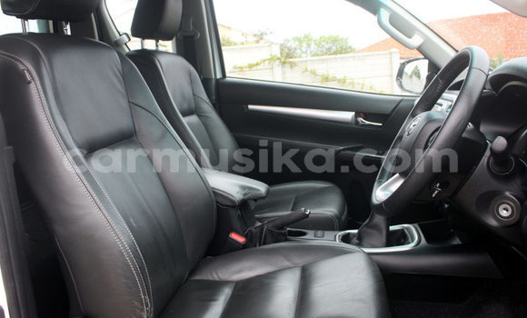 Acheter Occasion Voiture Toyota Hilux Blanc à Beitbridge, Matabeleland South Acheter Occasion Voiture Toyota Hilux Blanc à Beitbridge, Matabeleland South