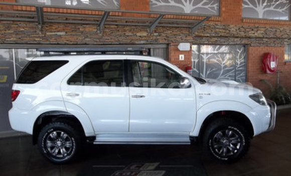 Acheter Occasion Voiture Toyota Fortuner Blanc à Beitbridge, Matabeleland South Acheter Occasion Voiture Toyota Fortuner Blanc à Beitbridge, Matabeleland South