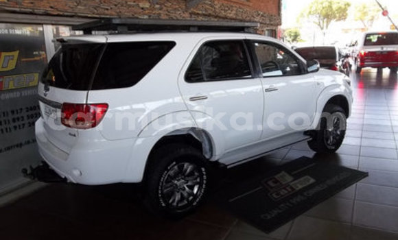 Acheter Occasion Voiture Toyota Fortuner Blanc à Beitbridge, Matabeleland South Acheter Occasion Voiture Toyota Fortuner Blanc à Beitbridge, Matabeleland South