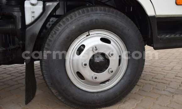 Acheter Occasion Voiture Hyundai Verna Blanc à Beitbridge, Matabeleland South Acheter Occasion Voiture Hyundai Verna Blanc à Beitbridge, Matabeleland South