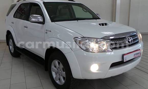 Nunua Ilio tumika Toyota Fortuner Nyeupe Gari ndani ya Beitbridge nchini Matabeleland Kusini Nunua Ilio tumika Toyota Fortuner Nyeupe Gari ndani ya Beitbridge nchini Matabeleland Kusini