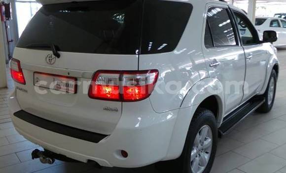 Nunua Ilio tumika Toyota Fortuner Nyeupe Gari ndani ya Beitbridge nchini Matabeleland Kusini Nunua Ilio tumika Toyota Fortuner Nyeupe Gari ndani ya Beitbridge nchini Matabeleland Kusini