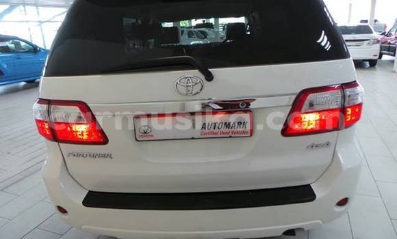 Nunua Ilio tumika Toyota Fortuner Nyeupe Gari ndani ya Beitbridge nchini Matabeleland Kusini Nunua Ilio tumika Toyota Fortuner Nyeupe Gari ndani ya Beitbridge nchini Matabeleland Kusini