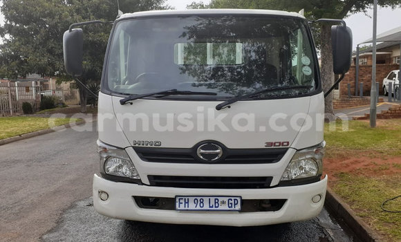 Buy Used Hino 300 Series White Truck in Beitbridge in Matabeleland South Buy Used Hino 300 Series White Truck in Beitbridge in Matabeleland South