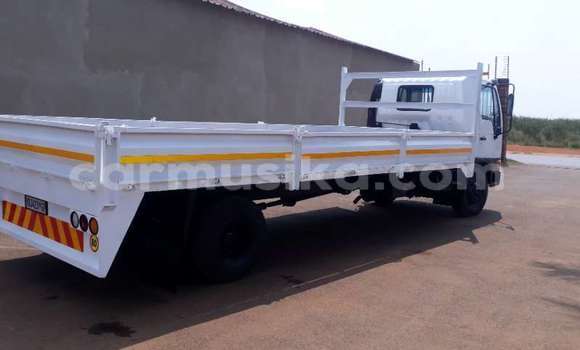 Acheter Occasion Utilitaire Hino 300 Series Blanc à Beitbridge, Matabeleland South Acheter Occasion Utilitaire Hino 300 Series Blanc à Beitbridge, Matabeleland South