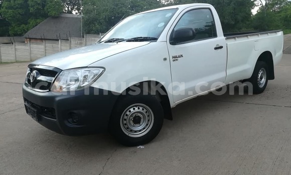 Tenga Tsaru Toyota Hilux Chena Mota in Beitbridge in Matabeleland South Tenga Tsaru Toyota Hilux Chena Mota in Beitbridge in Matabeleland South