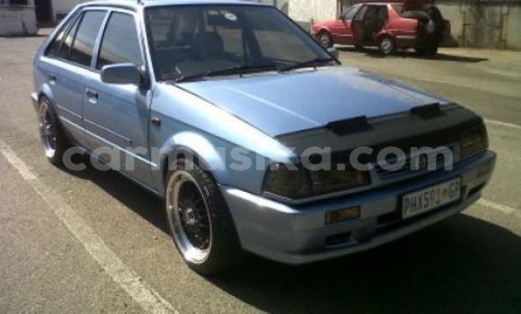 Acheter Occasion Voiture Mazda 323 Bleu à Borrowdale, Harare Acheter Occasion Voiture Mazda 323 Bleu à Borrowdale, Harare
