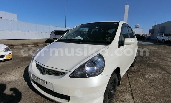 Nunua Ilio tumika Honda Fit Nyeupe Gari ndani ya Borrowdale nchini Harare Nunua Ilio tumika Honda Fit Nyeupe Gari ndani ya Borrowdale nchini Harare