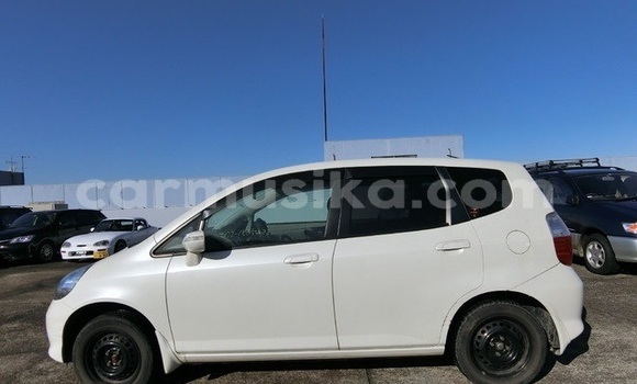 Nunua Ilio tumika Honda Fit Nyeupe Gari ndani ya Borrowdale nchini Harare Nunua Ilio tumika Honda Fit Nyeupe Gari ndani ya Borrowdale nchini Harare