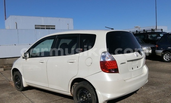 Nunua Ilio tumika Honda Fit Nyeupe Gari ndani ya Borrowdale nchini Harare Nunua Ilio tumika Honda Fit Nyeupe Gari ndani ya Borrowdale nchini Harare