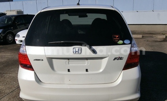 Nunua Ilio tumika Honda Fit Nyeupe Gari ndani ya Borrowdale nchini Harare Nunua Ilio tumika Honda Fit Nyeupe Gari ndani ya Borrowdale nchini Harare