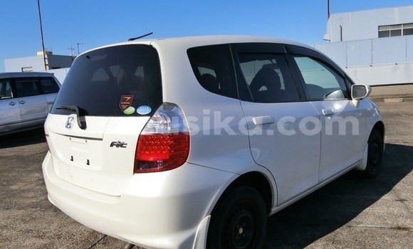 Nunua Ilio tumika Honda Fit Nyeupe Gari ndani ya Borrowdale nchini Harare Nunua Ilio tumika Honda Fit Nyeupe Gari ndani ya Borrowdale nchini Harare