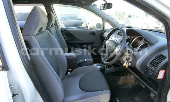 Nunua Ilio tumika Honda Fit Nyeupe Gari ndani ya Borrowdale nchini Harare Nunua Ilio tumika Honda Fit Nyeupe Gari ndani ya Borrowdale nchini Harare