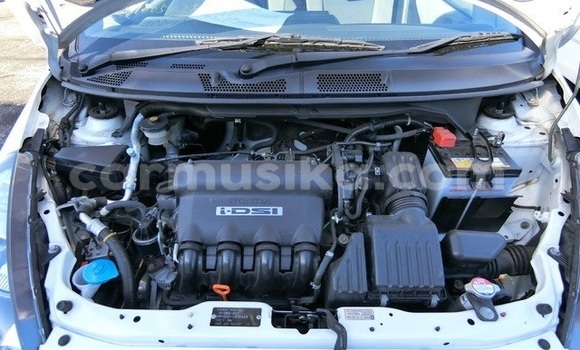 Nunua Ilio tumika Honda Fit Nyeupe Gari ndani ya Borrowdale nchini Harare Nunua Ilio tumika Honda Fit Nyeupe Gari ndani ya Borrowdale nchini Harare