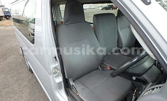 Nunua Ilio tumika Toyota Hiace Fedha Gari ndani ya Hwange nchini Matabeleland Kaskazini Nunua Ilio tumika Toyota Hiace Fedha Gari ndani ya Hwange nchini Matabeleland Kaskazini