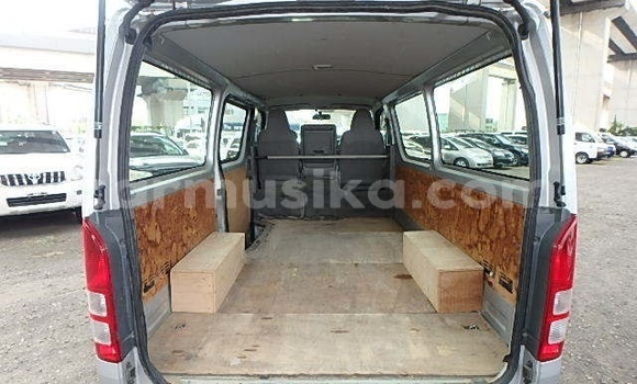 Nunua Ilio tumika Toyota Hiace Fedha Gari ndani ya Hwange nchini Matabeleland Kaskazini Nunua Ilio tumika Toyota Hiace Fedha Gari ndani ya Hwange nchini Matabeleland Kaskazini