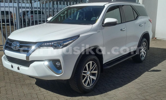 Acheter Occasion Voiture Toyota Fortuner Blanc à Beitbridge, Matabeleland South Acheter Occasion Voiture Toyota Fortuner Blanc à Beitbridge, Matabeleland South