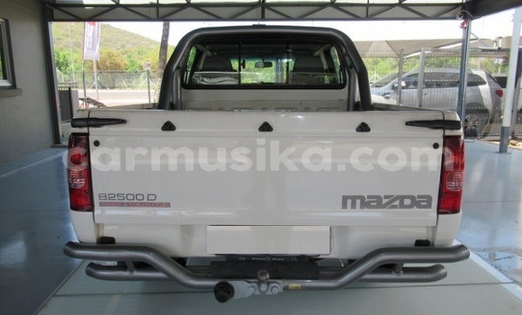 Acheter Occasion Voiture Mazda 1000 Blanc à Beitbridge, Matabeleland South Acheter Occasion Voiture Mazda 1000 Blanc à Beitbridge, Matabeleland South