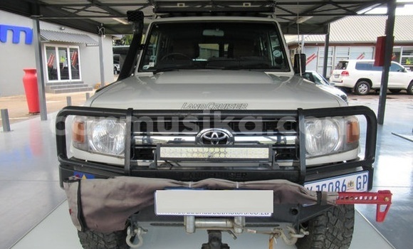 Acheter Occasion Voiture Toyota Land Cruiser Blanc à Beitbridge, Matabeleland South Acheter Occasion Voiture Toyota Land Cruiser Blanc à Beitbridge, Matabeleland South