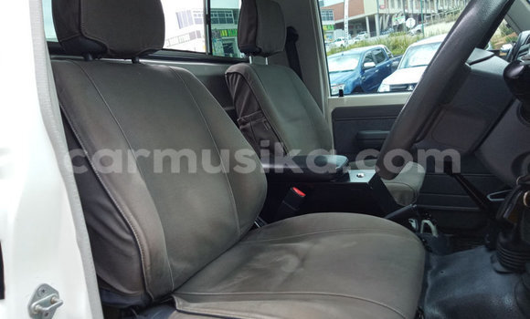 Acheter Occasion Voiture Toyota Land Cruiser Beige à Beitbridge, Matabeleland South Acheter Occasion Voiture Toyota Land Cruiser Beige à Beitbridge, Matabeleland South