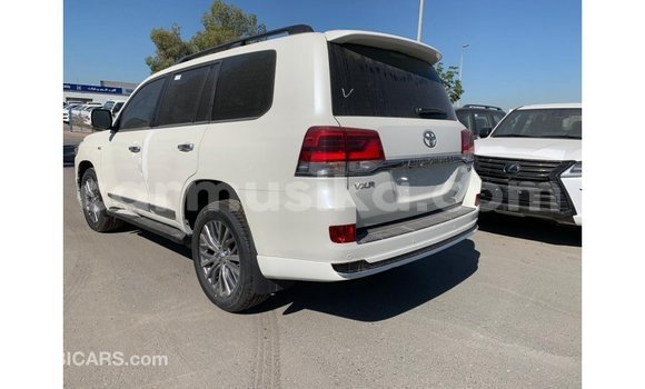Acheter Import Voiture Toyota Land Cruiser Blanc à Import - Dubai, Harare Acheter Import Voiture Toyota Land Cruiser Blanc à Import - Dubai, Harare