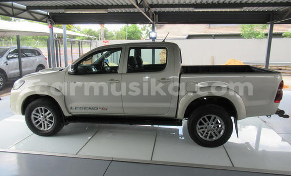 Buy Used Toyota Hilux Silver Car in Beitbridge in Matabeleland South Buy Used Toyota Hilux Silver Car in Beitbridge in Matabeleland South