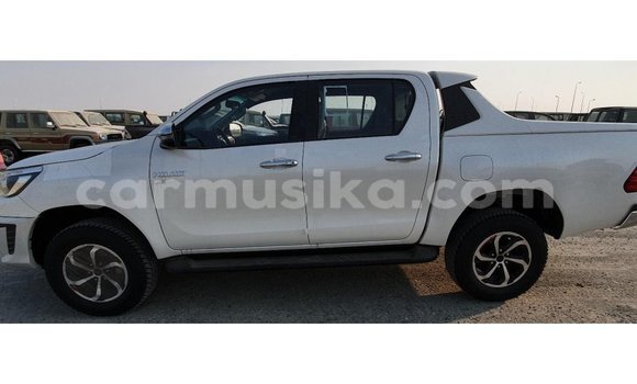 Acheter Import Voiture Toyota Hilux Blanc à Import - Dubai, Harare Acheter Import Voiture Toyota Hilux Blanc à Import - Dubai, Harare