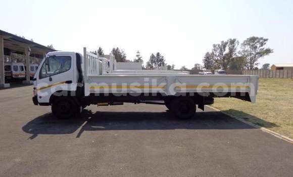 Acheter Occasion Utilitaire Toyota Dyna Blanc à Beitbridge, Matabeleland South Acheter Occasion Utilitaire Toyota Dyna Blanc à Beitbridge, Matabeleland South
