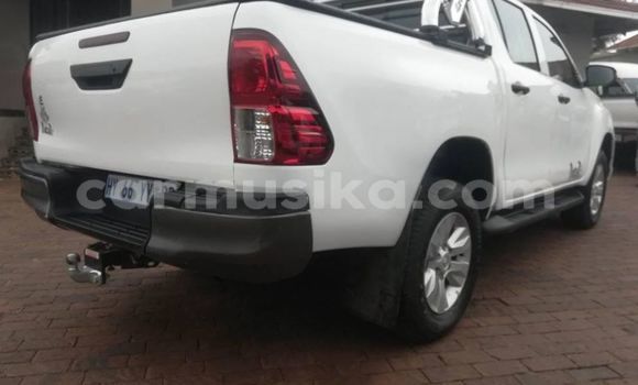 Buy Used Toyota Hilux White Car in Beitbridge in Matabeleland South Buy Used Toyota Hilux White Car in Beitbridge in Matabeleland South