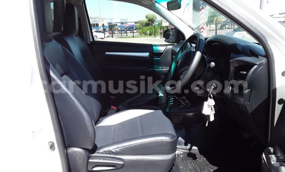 Buy Used Toyota Hilux White Car in Beitbridge in Matabeleland South Buy Used Toyota Hilux White Car in Beitbridge in Matabeleland South