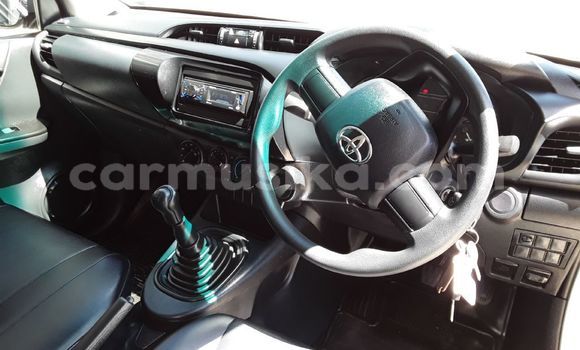 Buy Used Toyota Hilux White Car in Beitbridge in Matabeleland South Buy Used Toyota Hilux White Car in Beitbridge in Matabeleland South