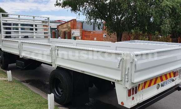 Acheter Occasion Utilitaire Nissan UD Blanc à Beitbridge, Matabeleland South Acheter Occasion Utilitaire Nissan UD Blanc à Beitbridge, Matabeleland South