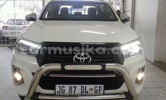 Nunua Ilio tumika Toyota Hilux Fedha Gari ndani ya Beitbridge nchini Matabeleland Kusini Nunua Ilio tumika Toyota Hilux Fedha Gari ndani ya Beitbridge nchini Matabeleland Kusini