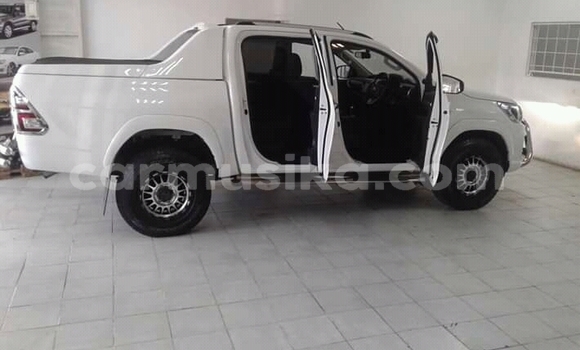 Nunua Ilio tumika Toyota Hilux Fedha Gari ndani ya Beitbridge nchini Matabeleland Kusini Nunua Ilio tumika Toyota Hilux Fedha Gari ndani ya Beitbridge nchini Matabeleland Kusini