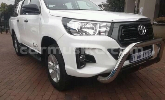 Tenga Tsaru Toyota Hilux Chena Mota in Beitbridge in Matabeleland South Tenga Tsaru Toyota Hilux Chena Mota in Beitbridge in Matabeleland South