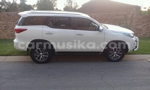 Nunua Ilio tumika Toyota Fortuner Nyeupe Gari ndani ya Beitbridge nchini Matabeleland Kusini Nunua Ilio tumika Toyota Fortuner Nyeupe Gari ndani ya Beitbridge nchini Matabeleland Kusini
