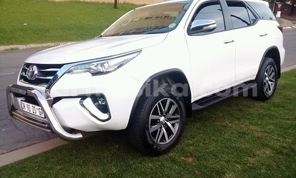 Nunua Ilio tumika Toyota Fortuner Nyeupe Gari ndani ya Beitbridge nchini Matabeleland Kusini Nunua Ilio tumika Toyota Fortuner Nyeupe Gari ndani ya Beitbridge nchini Matabeleland Kusini