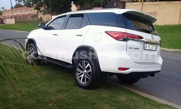 Nunua Ilio tumika Toyota Fortuner Nyeupe Gari ndani ya Beitbridge nchini Matabeleland Kusini Nunua Ilio tumika Toyota Fortuner Nyeupe Gari ndani ya Beitbridge nchini Matabeleland Kusini