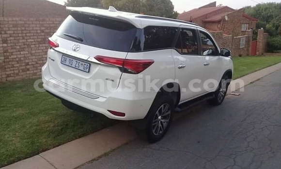 Nunua Ilio tumika Toyota Fortuner Nyeupe Gari ndani ya Beitbridge nchini Matabeleland Kusini Nunua Ilio tumika Toyota Fortuner Nyeupe Gari ndani ya Beitbridge nchini Matabeleland Kusini