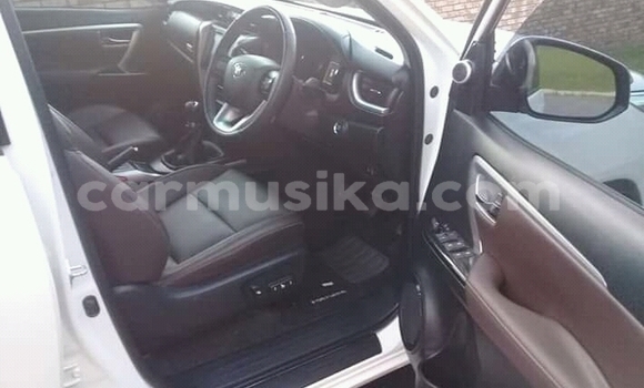 Nunua Ilio tumika Toyota Fortuner Nyeupe Gari ndani ya Beitbridge nchini Matabeleland Kusini Nunua Ilio tumika Toyota Fortuner Nyeupe Gari ndani ya Beitbridge nchini Matabeleland Kusini