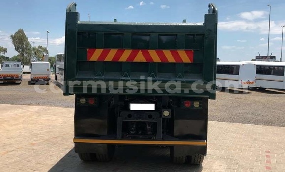 Tenga Tsaru Mercedes‒Benz 190 Girinhi Mota in Beitbridge in Matabeleland South Tenga Tsaru Mercedes‒Benz 190 Girinhi Mota in Beitbridge in Matabeleland South