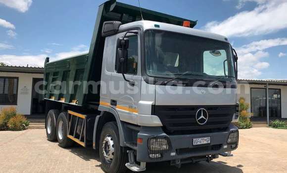 Tenga Tsaru Mercedes‒Benz 190 Girinhi Mota in Beitbridge in Matabeleland South Tenga Tsaru Mercedes‒Benz 190 Girinhi Mota in Beitbridge in Matabeleland South