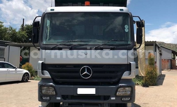 Tenga Tsaru Mercedes‒Benz 190 Girinhi Mota in Beitbridge in Matabeleland South Tenga Tsaru Mercedes‒Benz 190 Girinhi Mota in Beitbridge in Matabeleland South