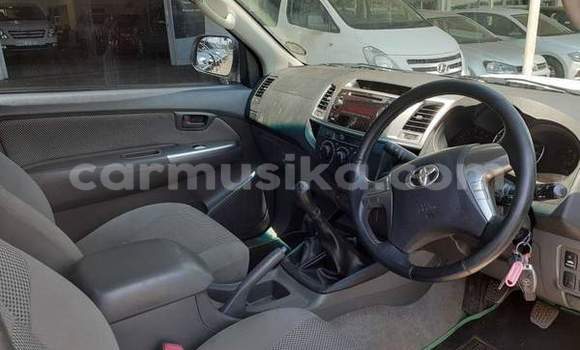 Buy Used Toyota Hilux White Car in Beitbridge in Matabeleland South Buy Used Toyota Hilux White Car in Beitbridge in Matabeleland South