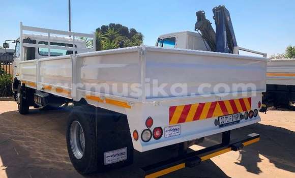 Nunua Ilio tumika Hino 300 Series Nyeupe Lori ndani ya Beitbridge nchini Matabeleland Kusini Nunua Ilio tumika Hino 300 Series Nyeupe Lori ndani ya Beitbridge nchini Matabeleland Kusini