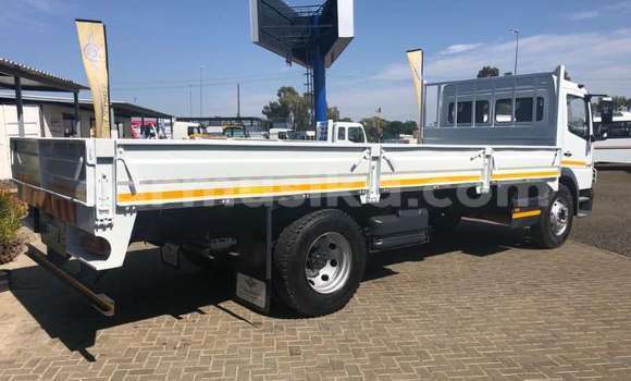 Acheter Occasion Utilitaire Mercedes‒Benz 1317 Blanc à Beitbridge, Matabeleland South Acheter Occasion Utilitaire Mercedes‒Benz 1317 Blanc à Beitbridge, Matabeleland South