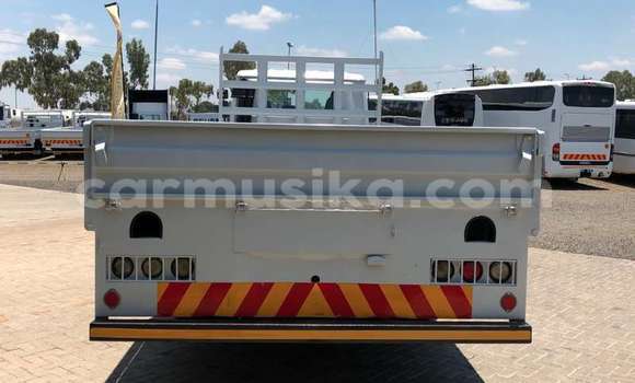 Acheter Occasion Utilitaire Nissan UD Blanc à Beitbridge, Matabeleland South Acheter Occasion Utilitaire Nissan UD Blanc à Beitbridge, Matabeleland South